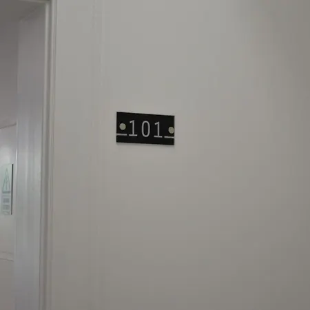 Edificio Charles 101 *