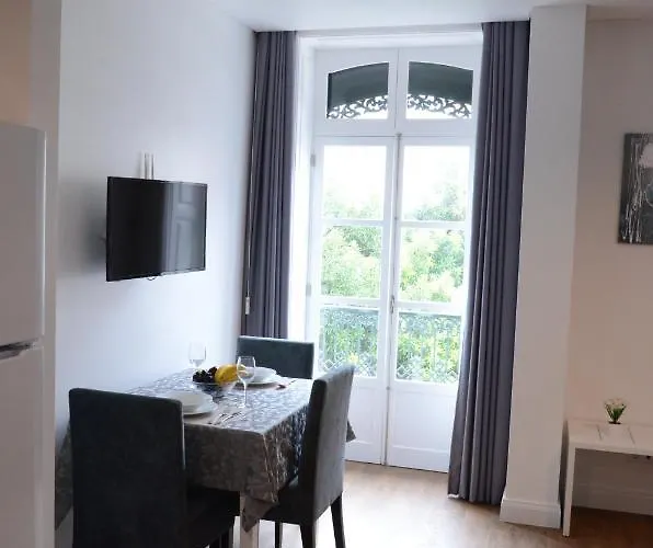 Edificio Charles 101 *