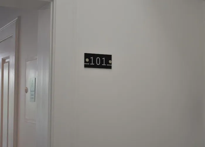 Edificio Charles 101 *